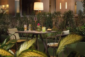 Lunch and dinner served, Italian cuisine