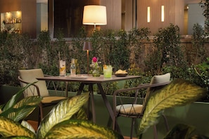 Lunch and dinner served, Italian cuisine