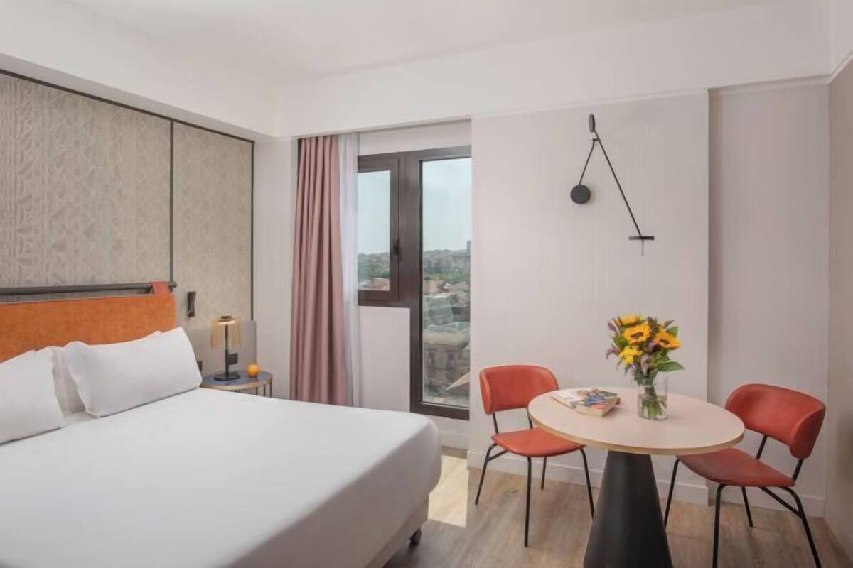 Minibar, caja de seguridad en la habitación y escritorio