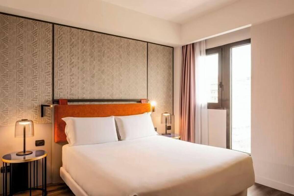 Minibar, caja de seguridad en la habitación y escritorio