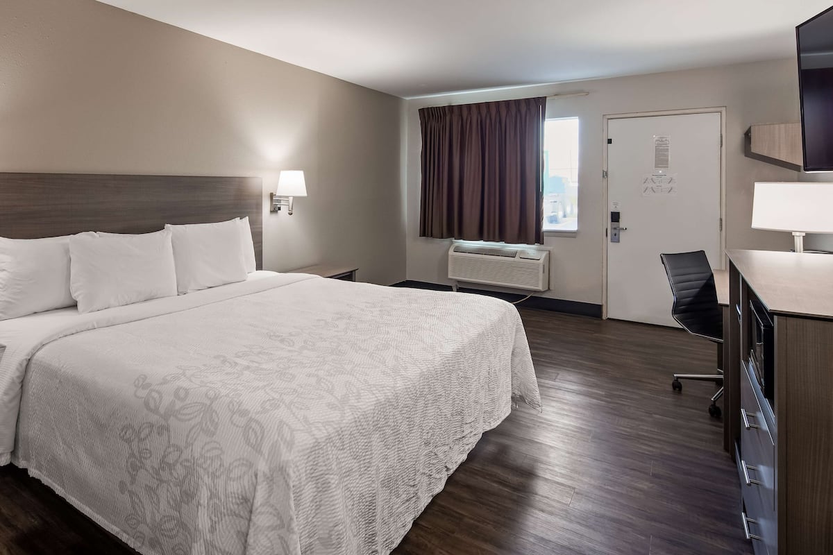 Bộ đồ giường cao cấp, nệm Select Comfort, bàn 