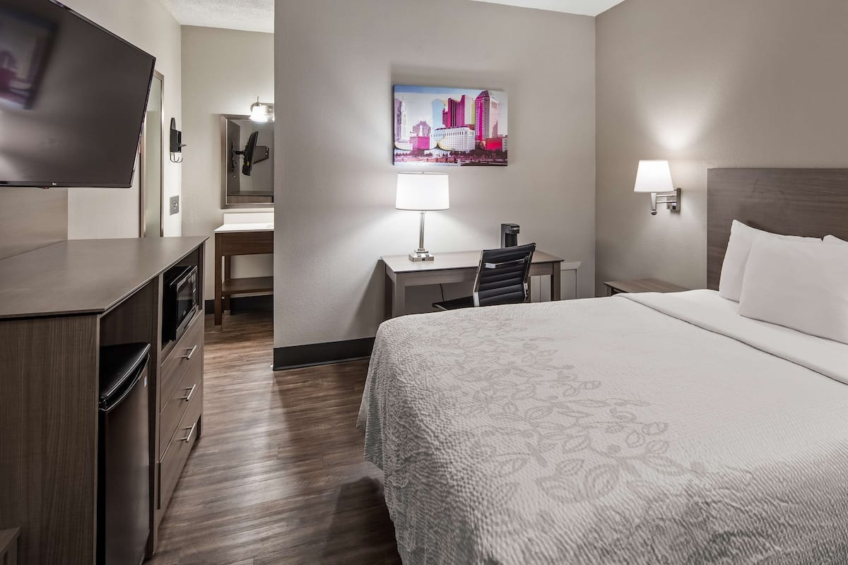 Standard Room, 1 Queen Bed, Non Smoking, Refrigerator & Microwave (2nd Floor) | Premium bedding, Select Comfort beds, desk, laptop workspace