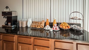 Tägliches inbegriffenes kontinentales Frühstück