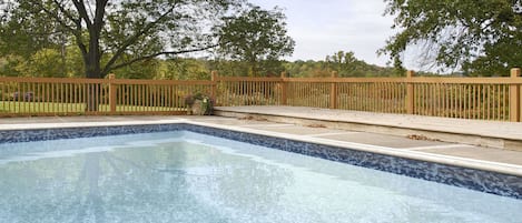 Una piscina al aire libre de temporada