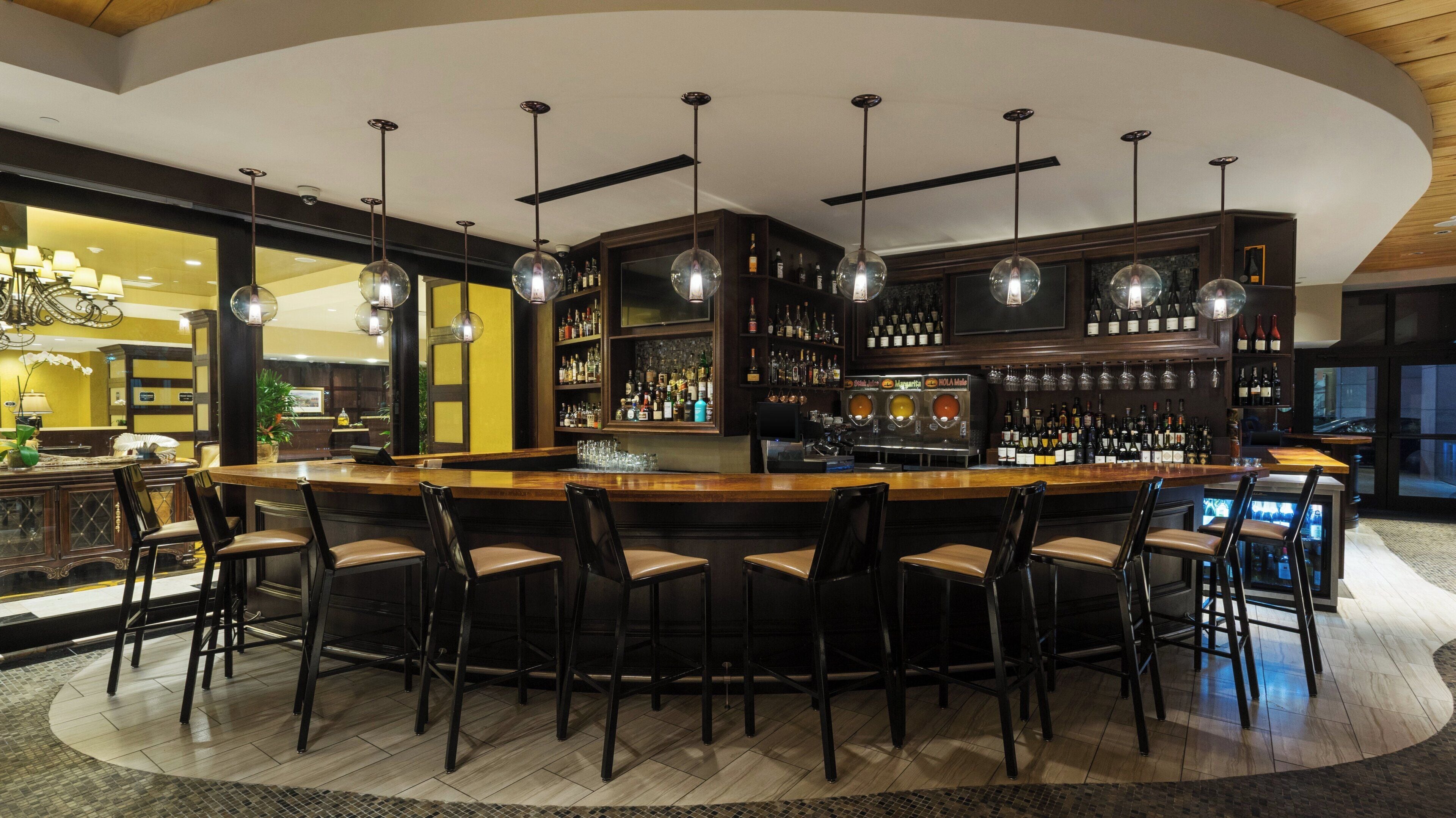 2 bars/lounges