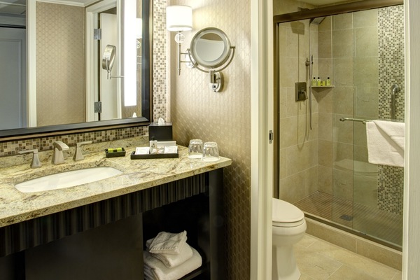 Amenidades de baño gratuitas, secadora de cabello, batas, pantuflas