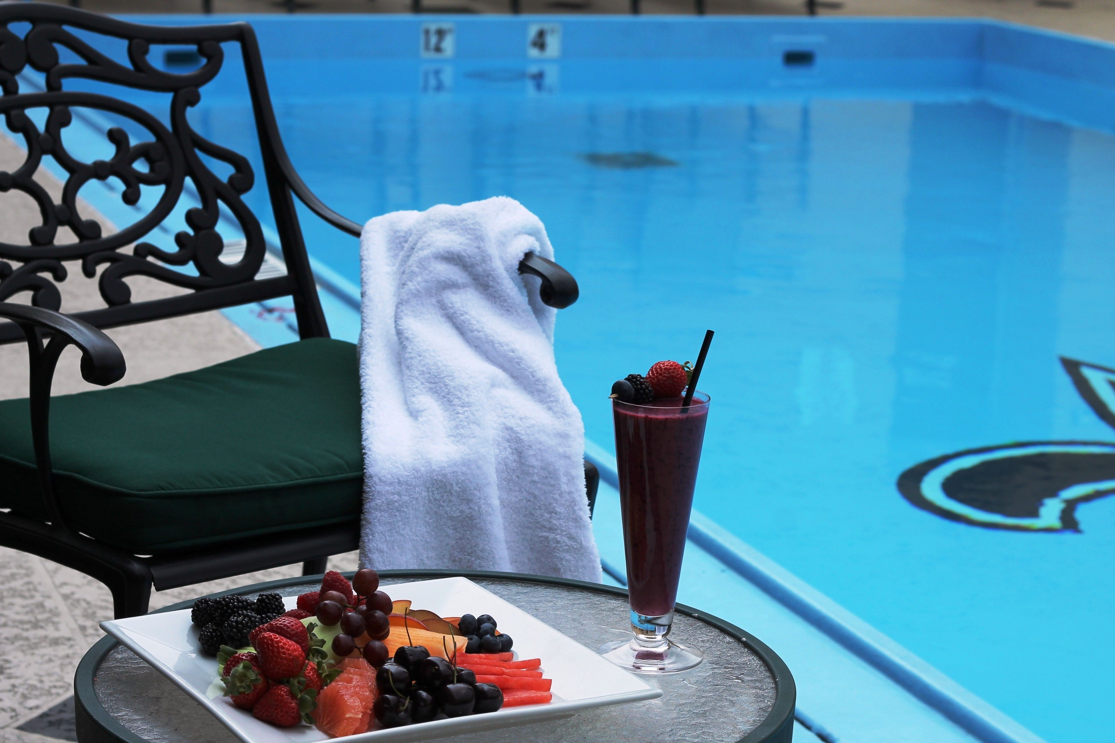 Piscine extérieure, chaises longues