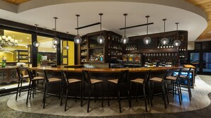 2 bars/lounges