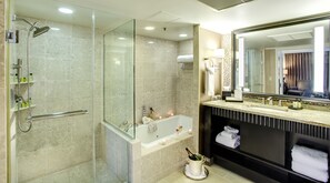 Articles de toilette gratuits, sèche-cheveux, peignoirs, chaussons