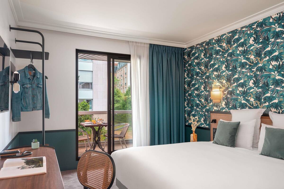 Privilege, Rom, 1 dobbeltseng, balkong | Minibar (inkludert), safe på rommet, skrivebord og strykejern/-brett