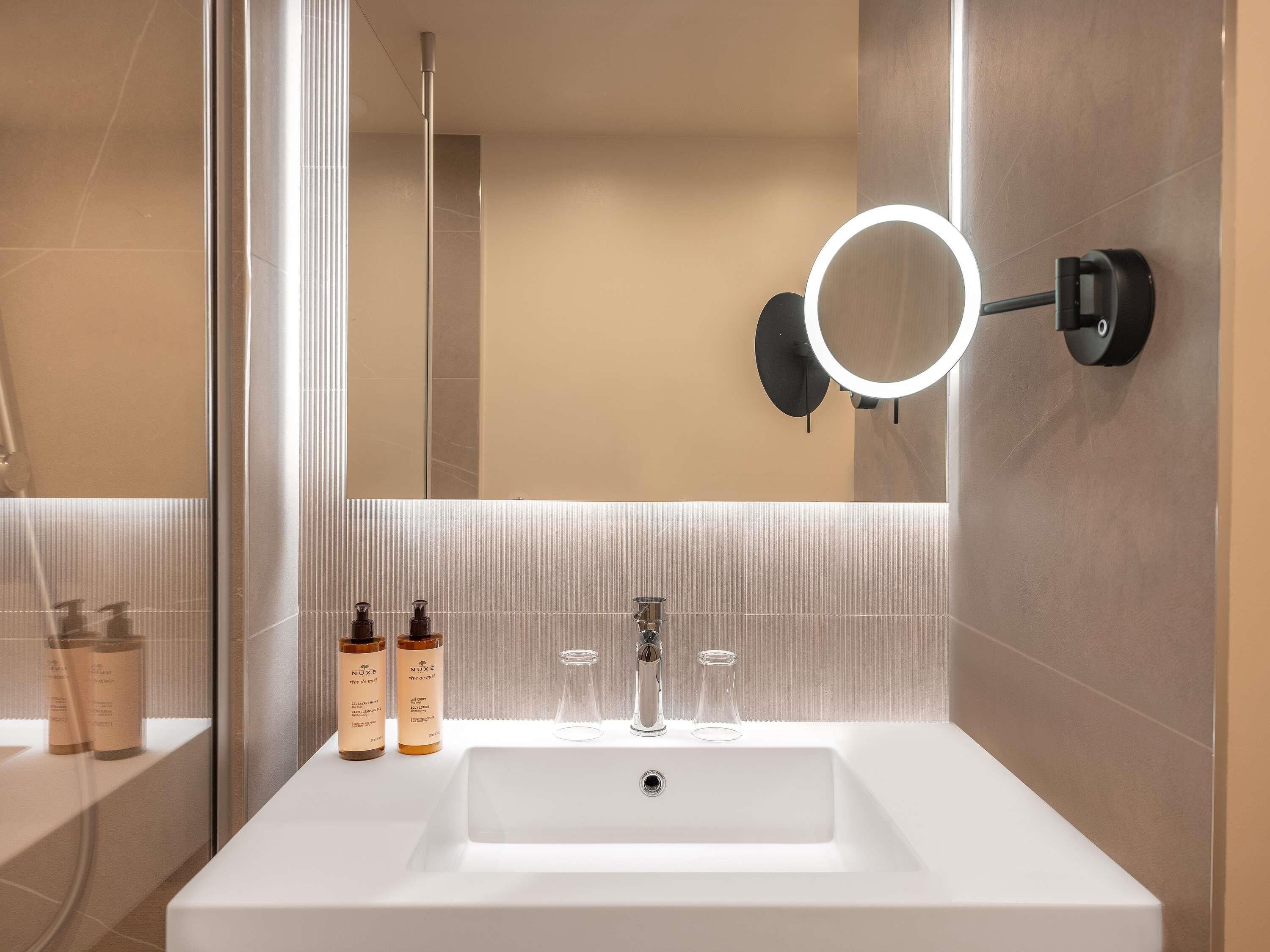 Minibar (inkludert), safe på rommet, skrivebord og strykejern/-brett