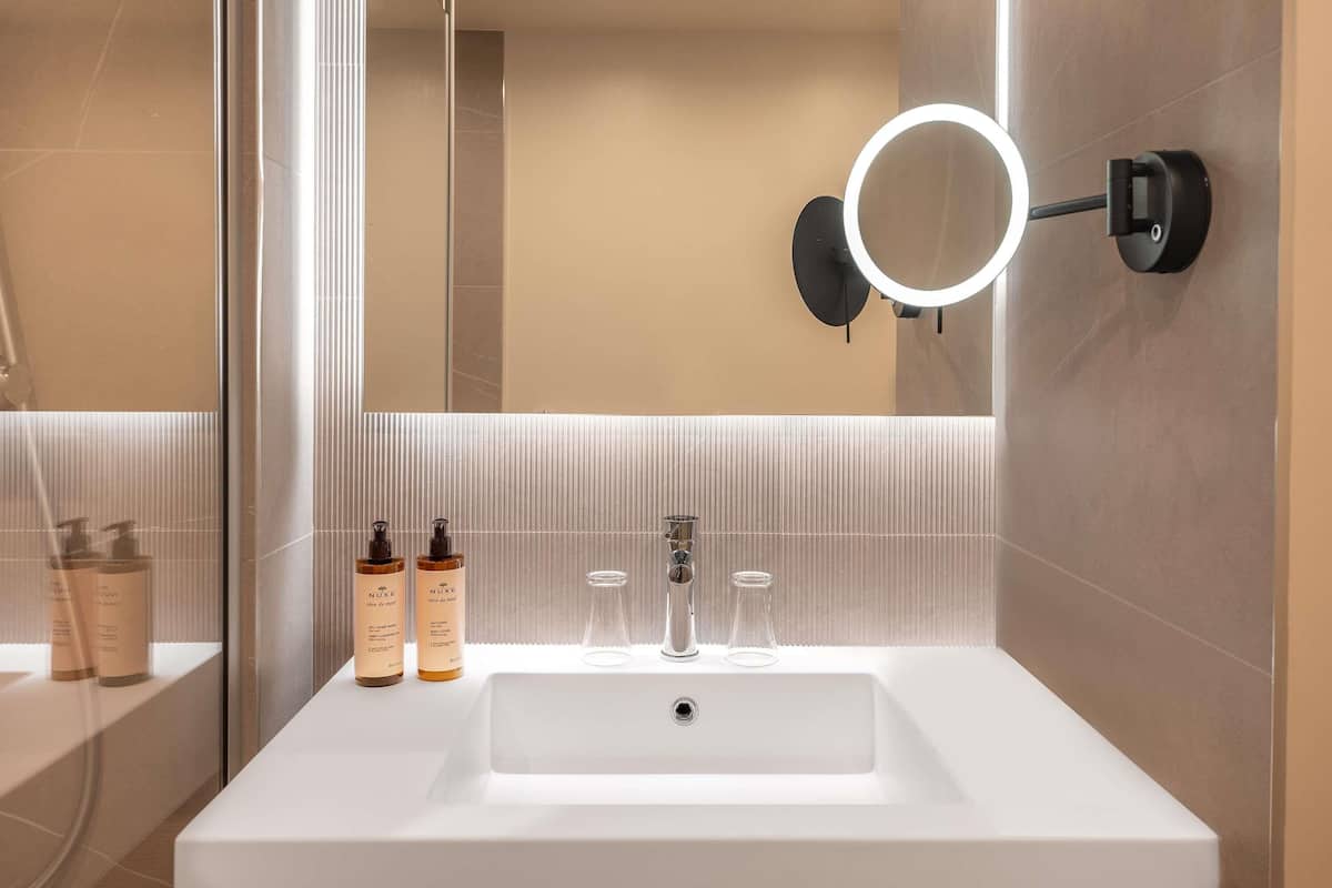 Minibar (inkludert), safe på rommet, skrivebord og strykejern/-brett