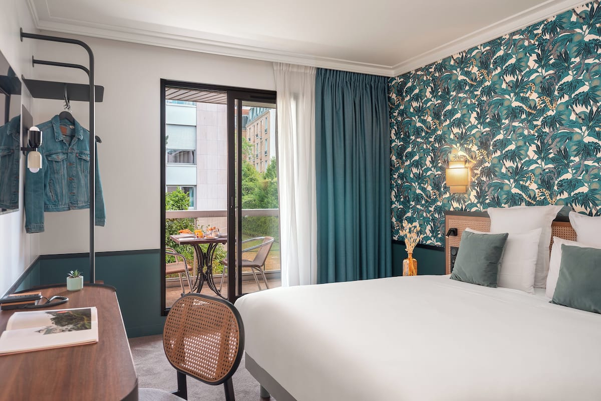 premium double or twin room, balcony | free minibar, in-room safe, desk, iron/ironing board