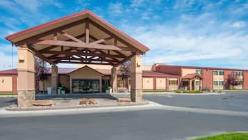 Welcome to our hotel, where a covered waiting area offers a comfortable space to relax.