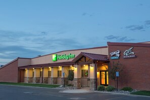 A Holiday Inn hotel with a lounge and restaurant. - Holiday Inn Riverton by IHG (Riverton)