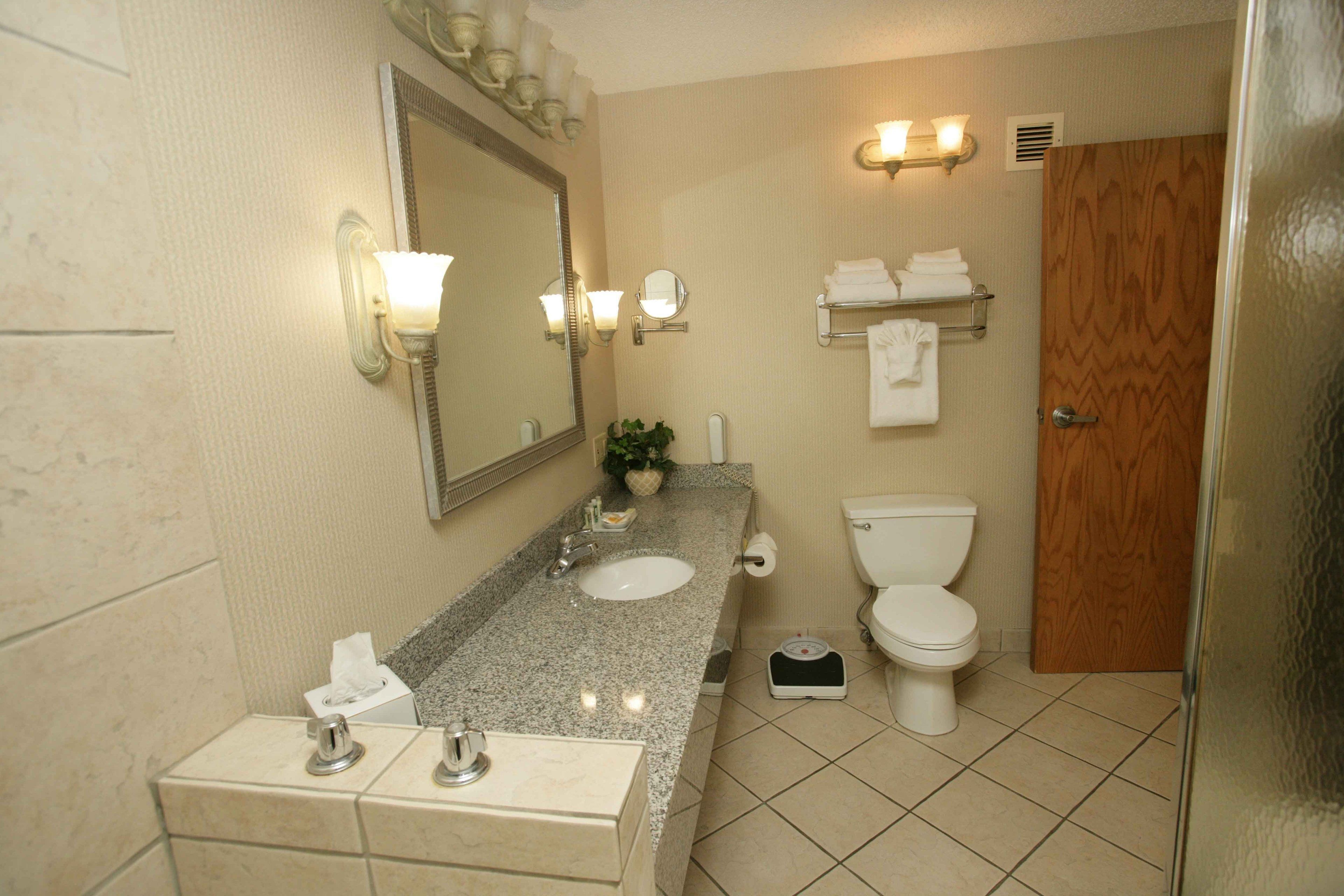 suite, 1 king bed | bathroom | combined shower/bathtub, free toiletries, hair dryer, towels