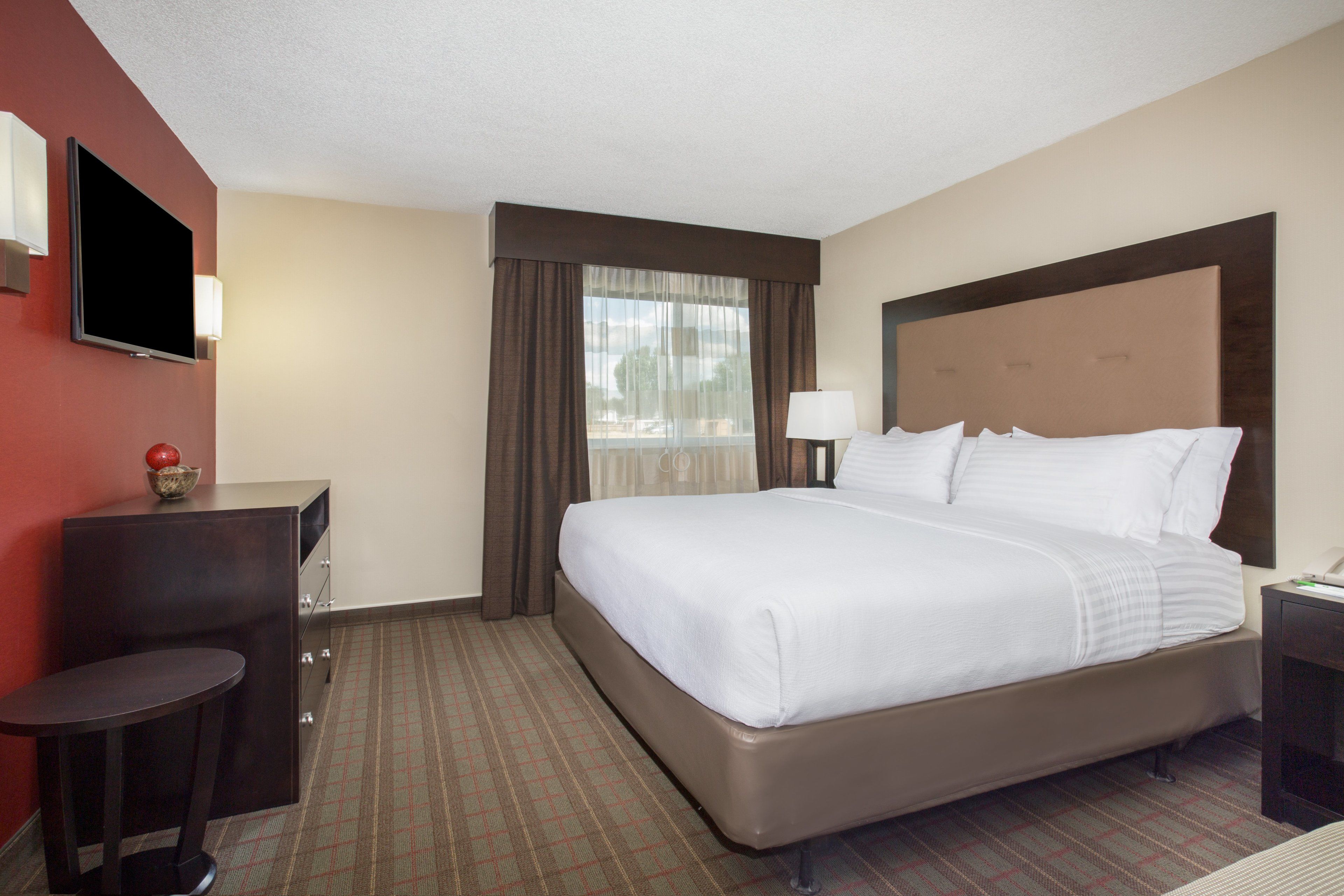 suite, 1 king bed, accessible (hearing, roll-in shower) | desk, iron/ironing board, free cots/infant beds, rollaway beds