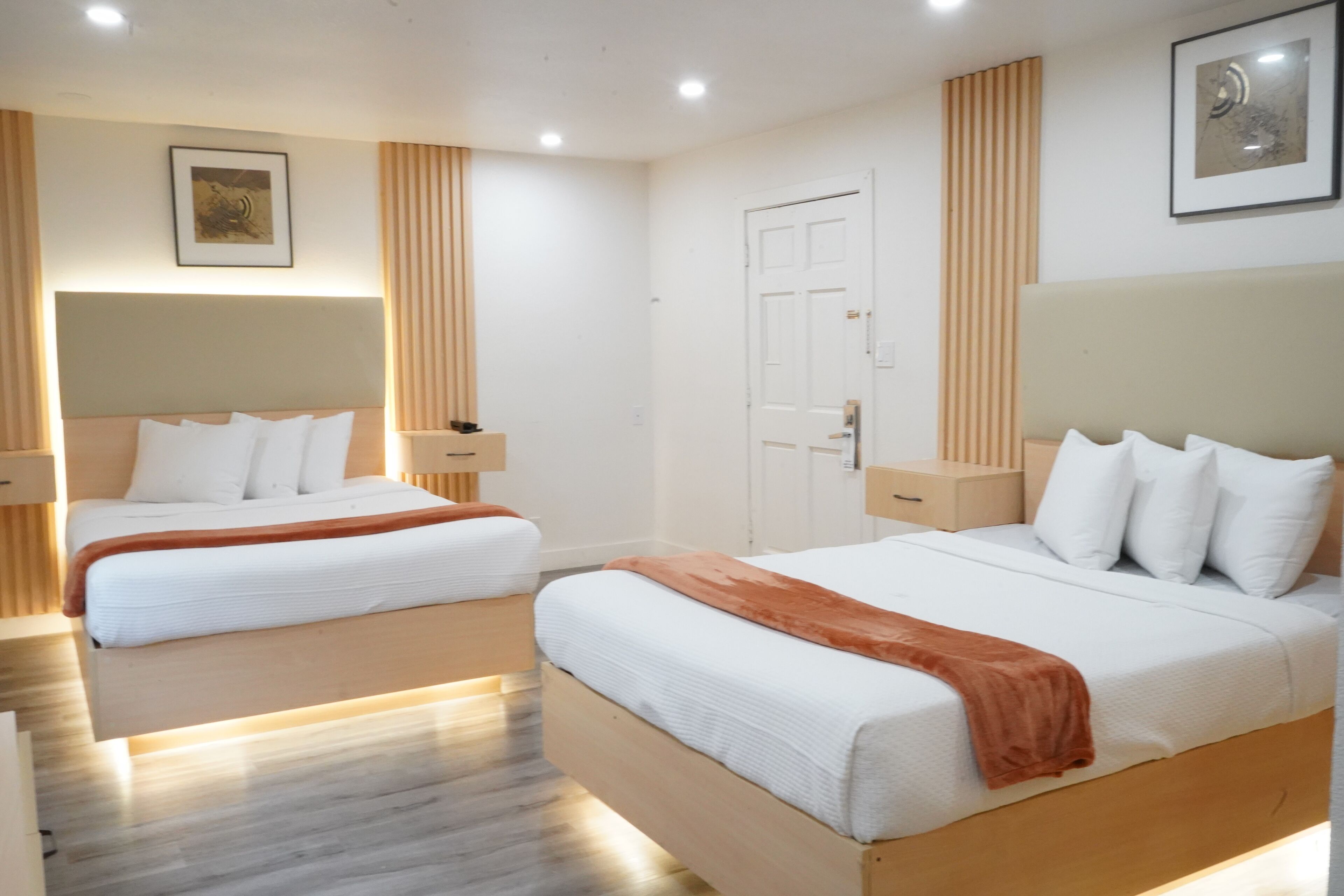 Kahden hengen deluxe-huone, tupakointi kielletty | Työpöytä, silitysrauta/-lauta, ilmainen Wi-Fi, vuodevaatteet