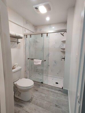 Habitación estándar, 1 cama de matrimonio, no fumadores | Baño | Secador de pelo y toallas