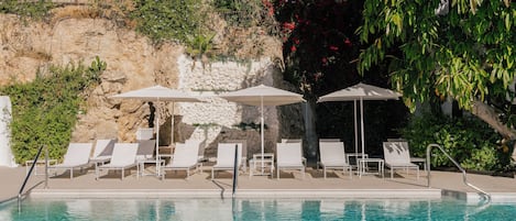 Piscina coperta, piscina stagionale all'aperto, ombrelloni da piscina