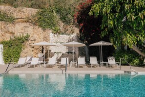 Piscine intérieure, piscine extérieure en saison, 10 h à 18 h, parasols