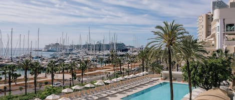 Piscina interna, piscina externa sazonal, guarda-sóis, espreguiçadeiras