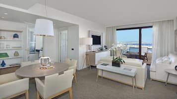 Red Level Master Suite Sea and Cathedral View | 起居區 | 37-吋 LCD 液晶電視、數位頻道、智慧型電視