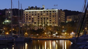 A hotel with multiple floors, a marina with boats, and a waterfront view. - Hotel Victoria Gran Meliá (Palma de Mallorca)