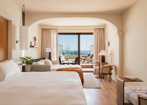 高档床上用品、迷你吧、客房内保险箱、办公桌