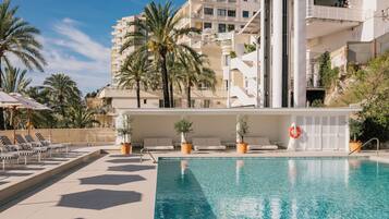 室內泳池、季節性室外泳池;10:00 至 18:00 開放;泳池傘、躺椅