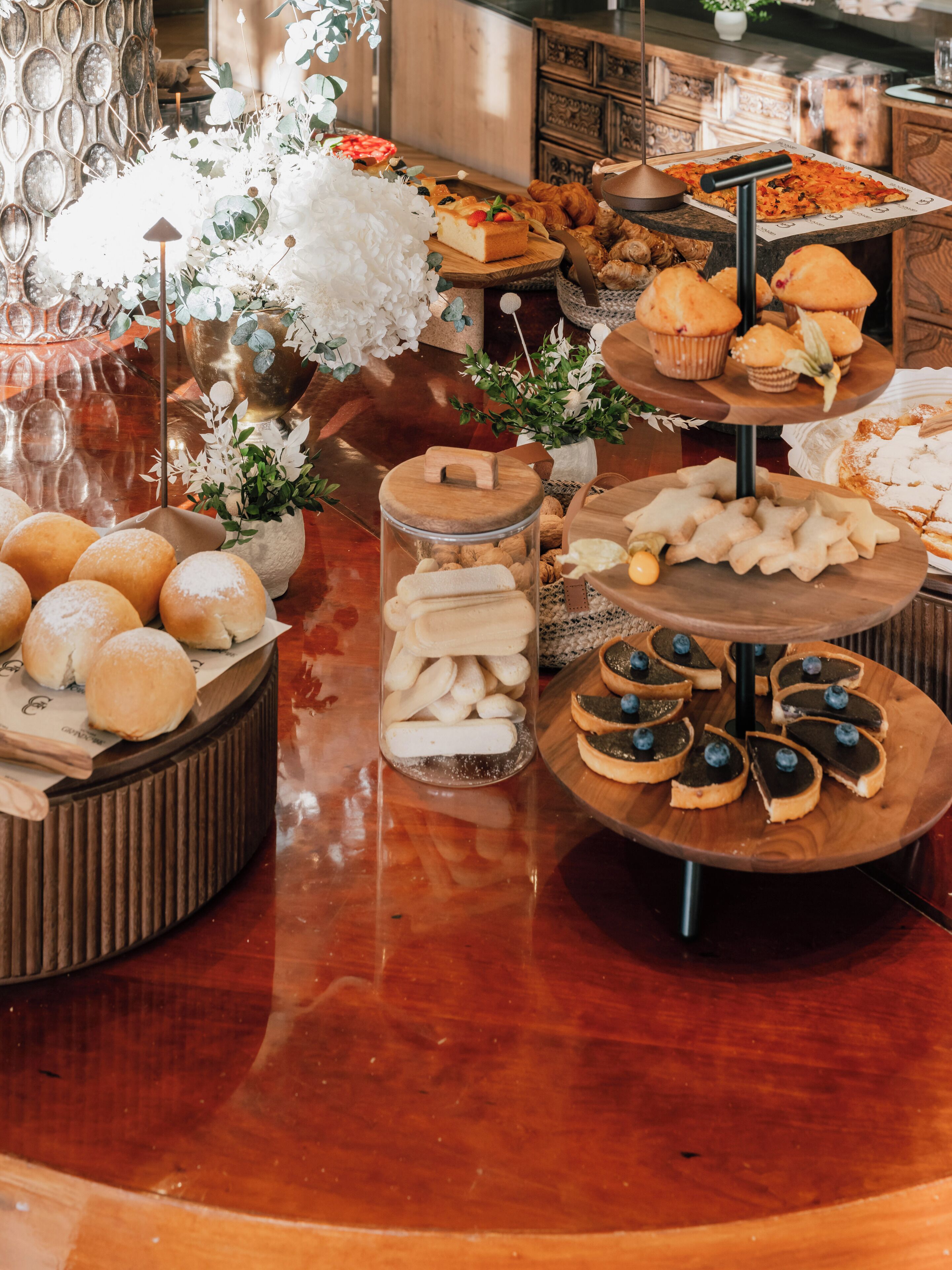 Un bufé con diversos productos horneados y pastelería.