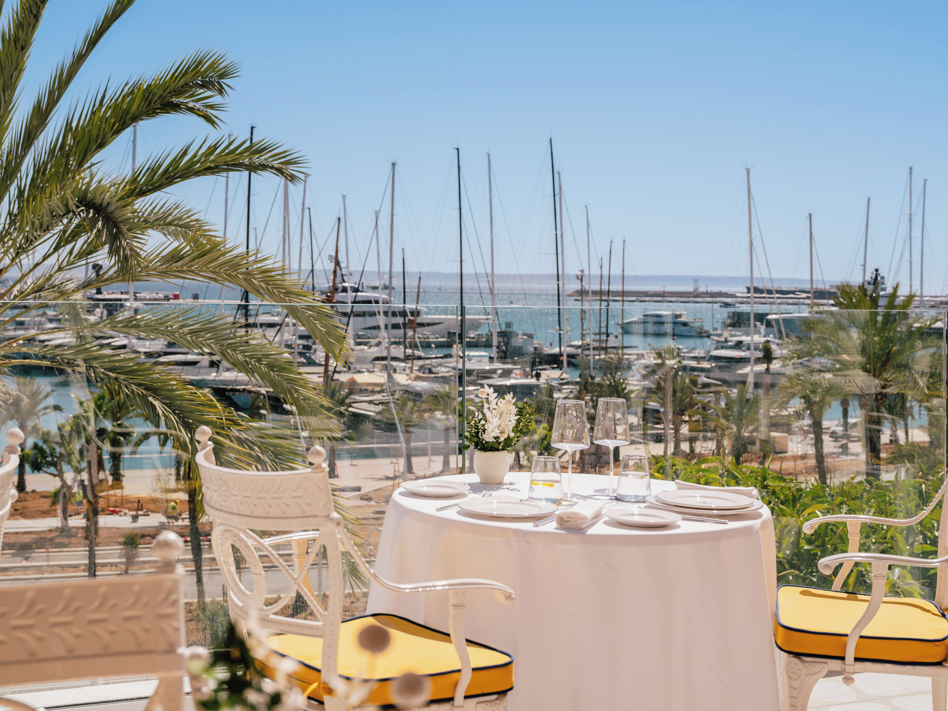 Se sirven desayunos, almuerzos y cenas; cocina mediterránea