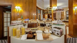Un bufé de desayuno con diversas opciones de comida y un tostador.
