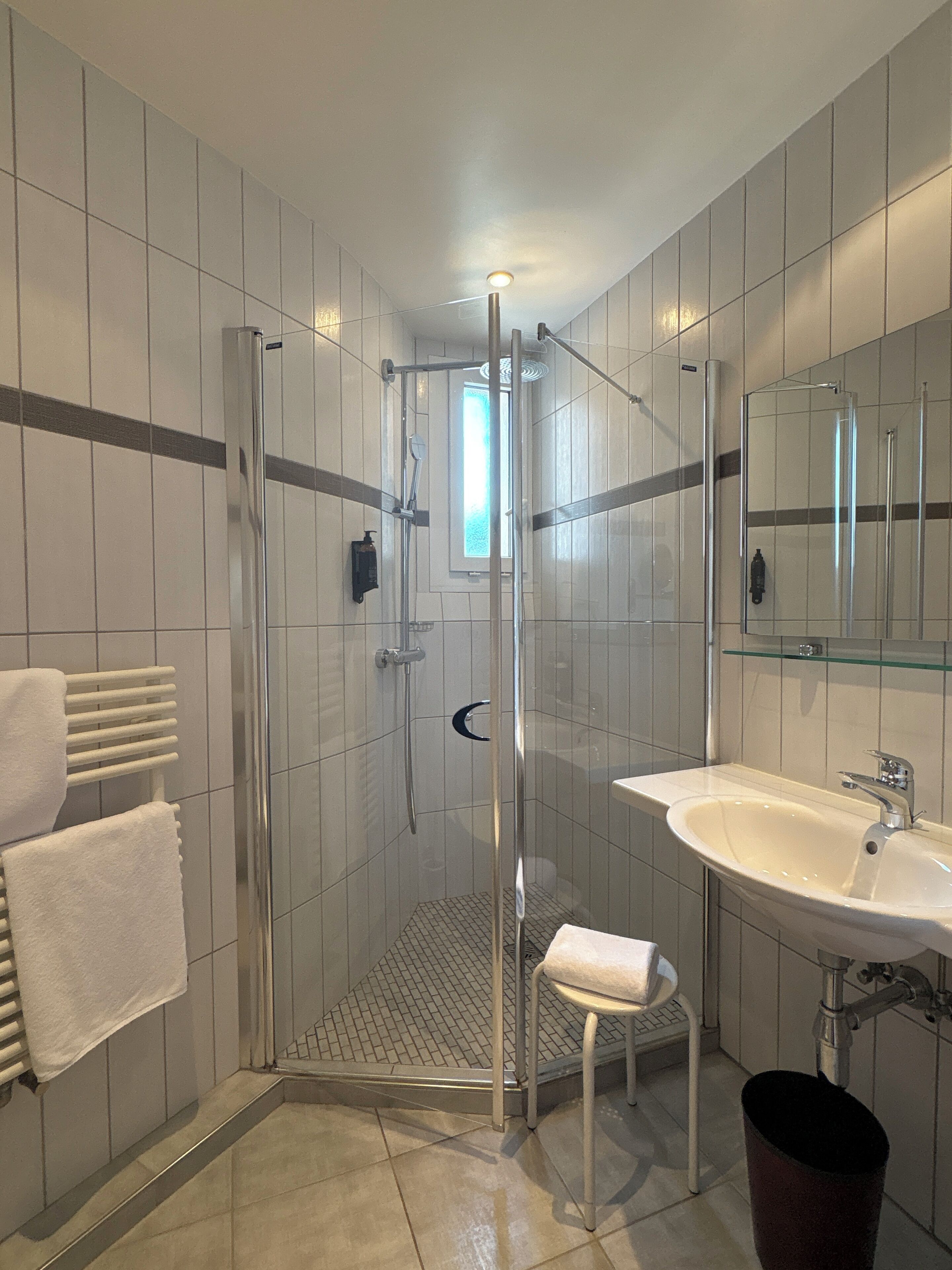 junior room, 2 single beds | bathroom | combined shower/bathtub, free toiletries, hair dryer, towels
