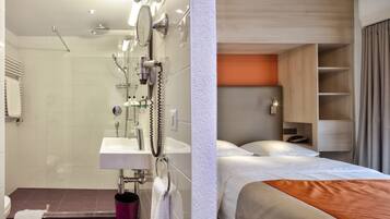 Combined shower/tub, free toiletries, hair dryer, towels