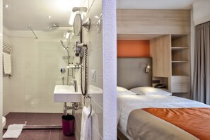 Combined shower/tub, free toiletries, hair dryer, towels - Hotel Eden Genève (Geneva)