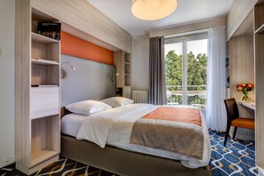 Ropa de cama de alta calidad, minibar, caja fuerte y escritorio