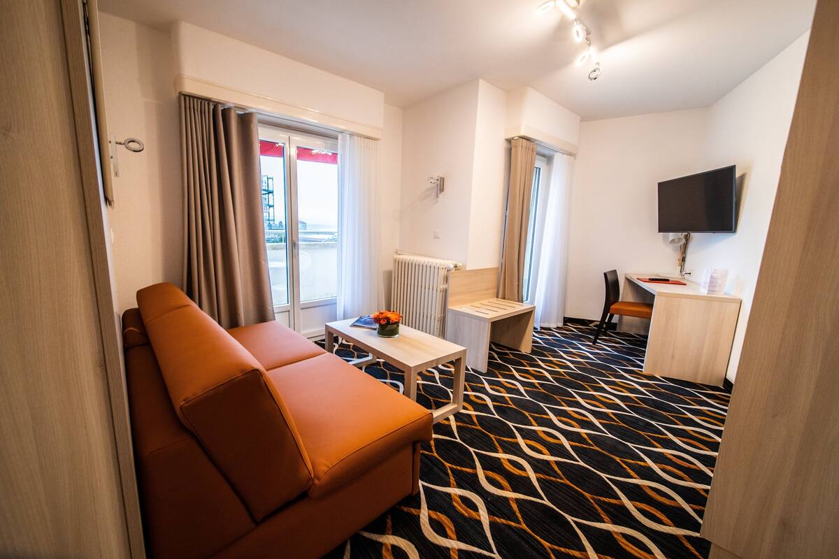 junior room, 1 queen bed | premium bedding, minibar, in-room safe, desk