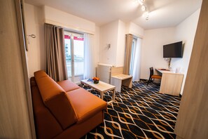 Habitación junior, 1 cama de matrimonio | Ropa de cama de alta calidad, minibar, caja fuerte y escritorio