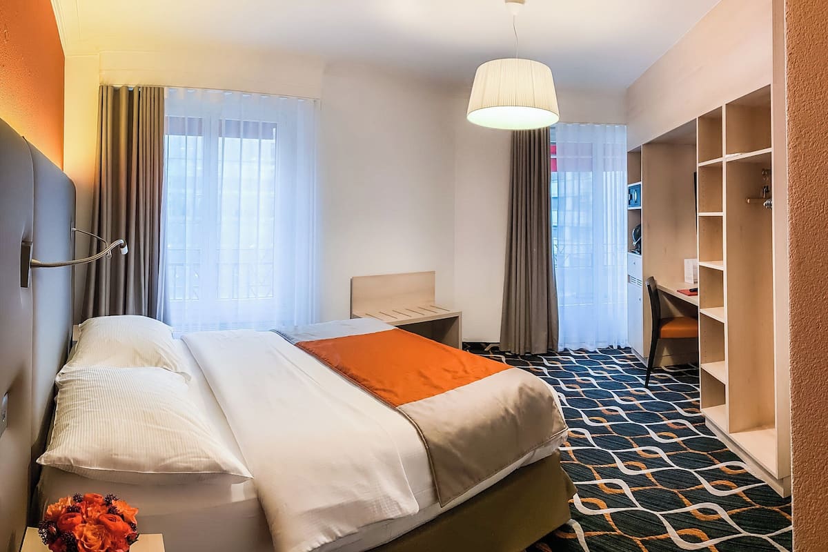 Premium bedding, minibar, in-room safe, desk