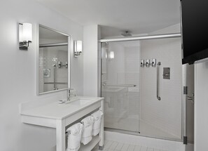 Kombinasi shower/bathtub, pengering rambut,  dan handuk