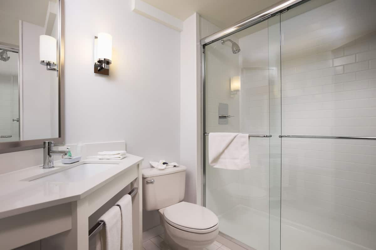 Combined shower/bathtub, hair dryer, towels