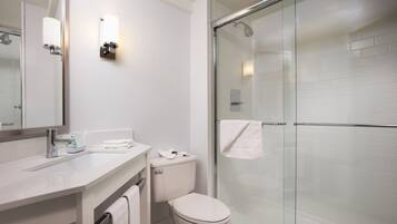 Combined shower/bathtub, hair dryer, towels