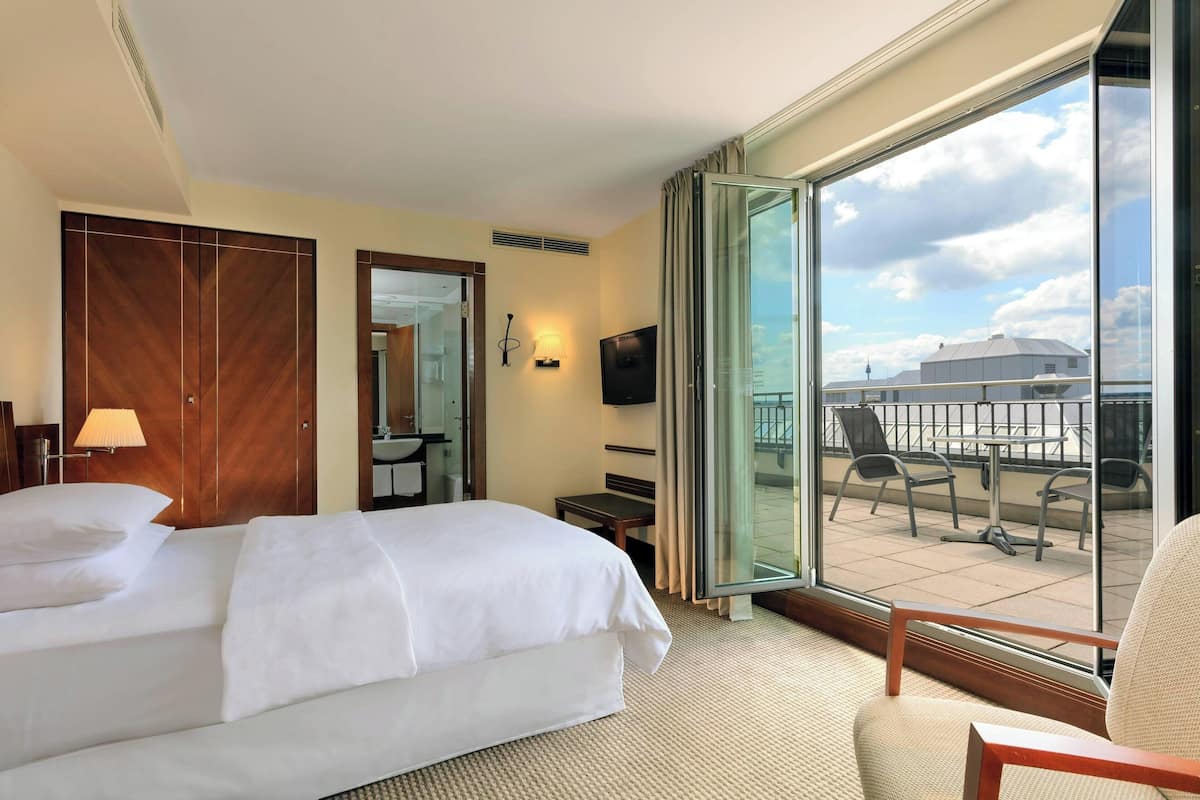 classic room, 1 double bed | hypo-allergenic bedding, minibar, in-room safe, desk