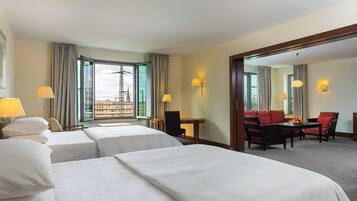 Hypo-allergenic bedding, minibar, in-room safe, desk