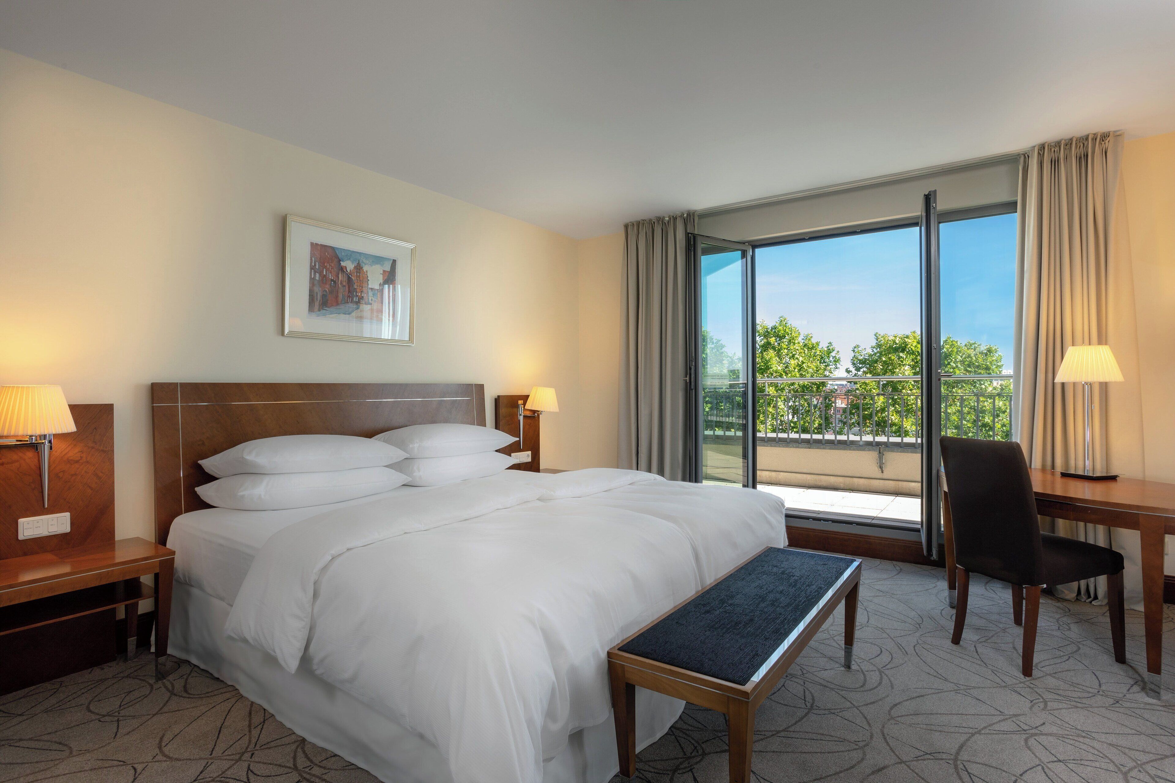 Allergikerbettwaren, Minibar, Zimmersafe, Schreibtisch