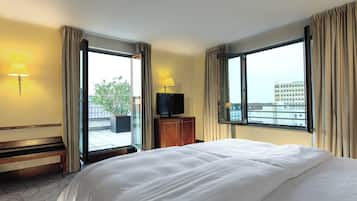 Hypo-allergenic bedding, minibar, in-room safe, desk