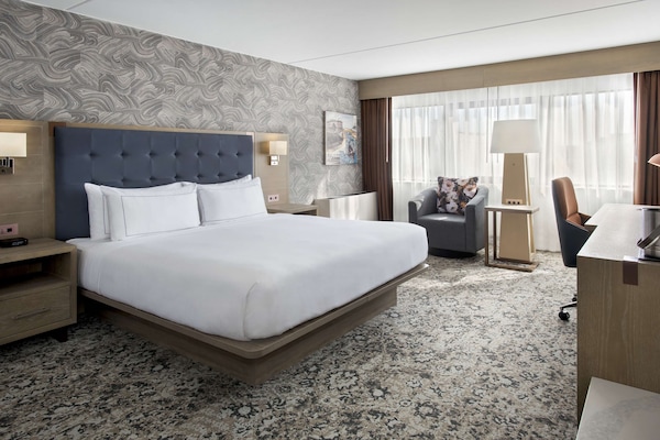 Pengeskab på værelset, skrivebord, arbejdsområde til bærbare computere