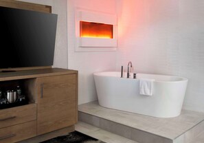 Phòng Suite, 1 giường cỡ king, quang cảnh núi | Phòng tắm | Buồng tắm vòi sen, đồ dùng nhà tắm thân thiện với môi trường 