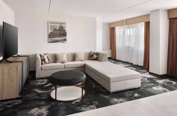 Suite, 1 King Bed, Mountain View | Living area